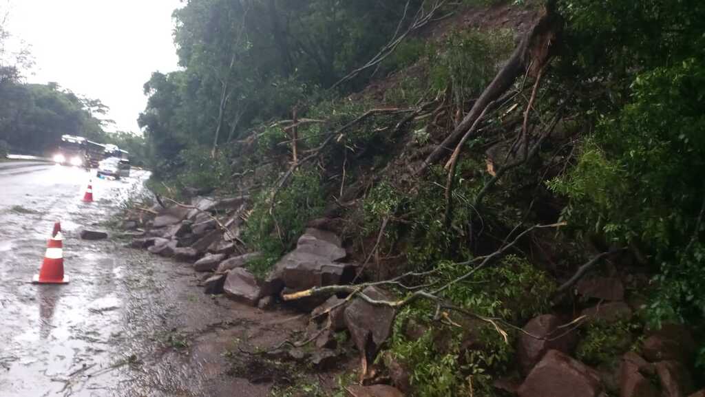 BR 158 entre Santa Maria e Itaara está  interrompida desde o final da tarde desta segunda-feira